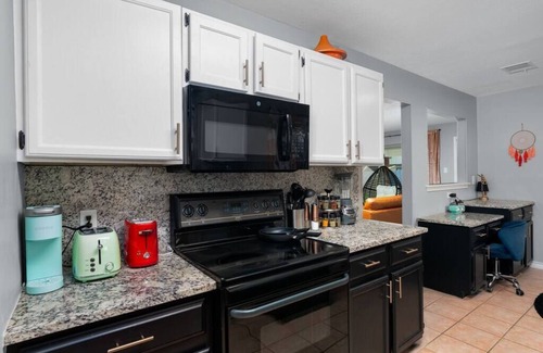 Round Rock Casa | That 70s House -Fun 6 Bedroom W/Pool & Game Room