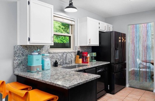 Round Rock Casa | That 70s House -Fun 6 Bedroom W/Pool & Game Room