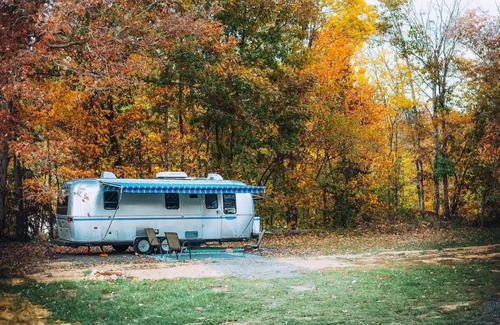 Covington Casa | Vintage Airstream Camper in Covington, VA 4 guests - 1 bedroom - 3 beds -1 bath