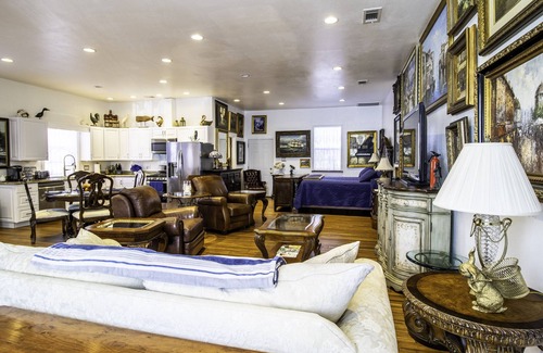 Dallas Apartamento | Vintage / antique 1200 sq. ft. interior studio & parking