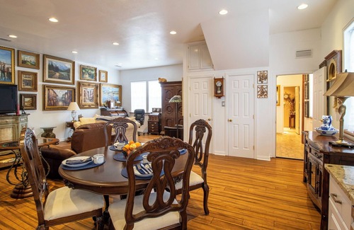 Dallas Apartamento | Vintage / antique 1200 sq. ft. interior studio & parking
