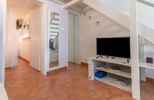 Banjol Apartamento | Vintage apartment 1 with balcoony and garden near the sea
