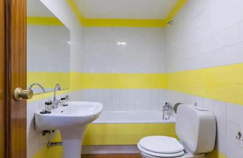Almenara Apartamento | Vintage apartment on Plaza Castilla, Madrid