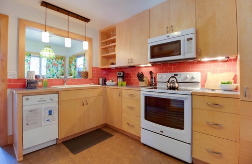 River Terrace Cabaña | Vintage Awbrey-3 blks a dwntn Bend! Divertido, moderno, bicicletas, HOT TUB!