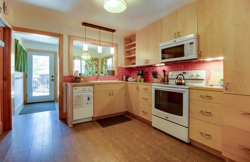 River Terrace Cabaña | Vintage Awbrey-3 blks a dwntn Bend! Divertido, moderno, bicicletas, HOT TUB!