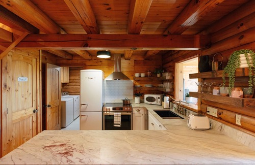 Weaverville Cabina | Vintage Cabin with Enchanted Backyard & Mountain Views , just 15 min from Asheville