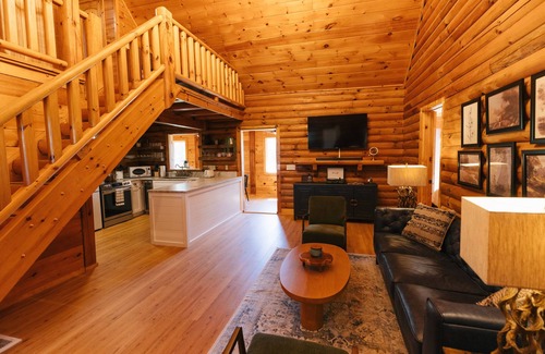Weaverville Cabina | Vintage Cabin with Enchanted Backyard & Mountain Views , just 15 min from Asheville