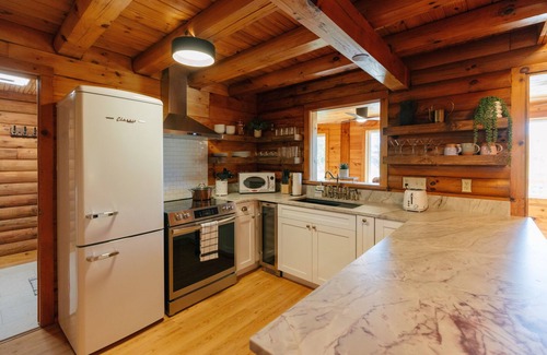 Weaverville Cabina | Vintage Cabin with Enchanted Backyard & Mountain Views , just 15 min from Asheville