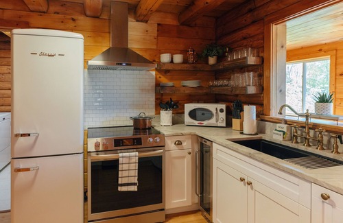 Weaverville Cabina | Vintage Cabin with Enchanted Backyard & Mountain Views , just 15 min from Asheville