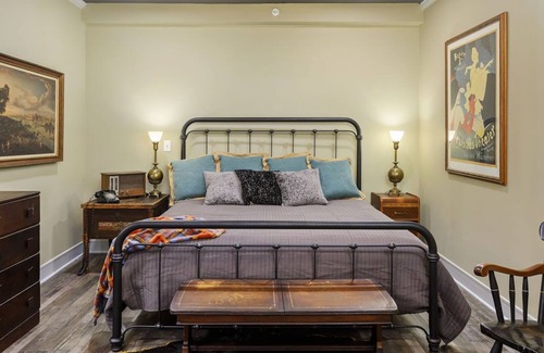 Parkville Apartamento | ✰Vintage Charm✰ King Bed & Great Bath✰Main Street