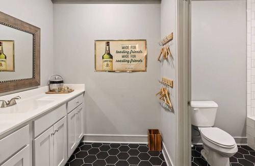 Parkville Apartamento | ✰Vintage Charm✰ King Bed & Great Bath✰Main Street