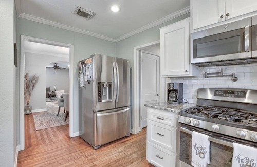 Terrell Heights Casa | Vintage Charm Retreat in Alamo Heights