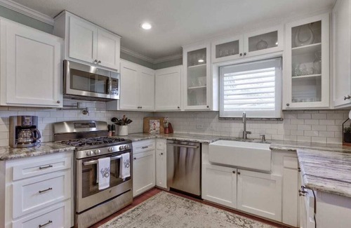 Terrell Heights Casa | Vintage Charm Retreat in Alamo Heights