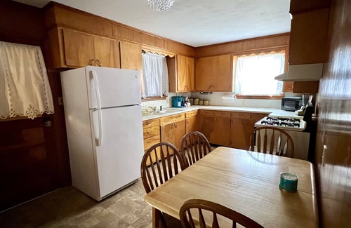 Russellville Casa | Vintage Charm, Upgraded - White Sheets + Fast Wi Fi + 2 King Beds