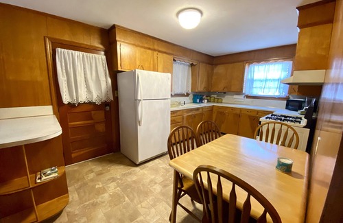 Russellville Casa | Vintage Charm, Upgraded - White Sheets + Fast Wi Fi + 2 King Beds
