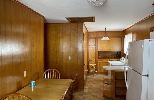 Russellville Casa | Vintage Charm, Upgraded - White Sheets + Fast Wi Fi + 2 King Beds