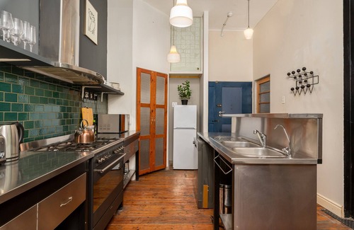 Cape Town City Centre Apartamento | Vintage Chic Apartment: Industrial-Inspired Living