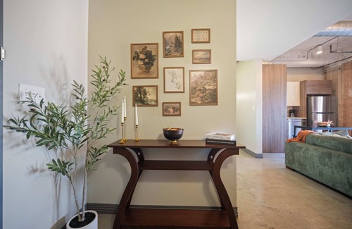 Downtown Dallas Apartamento | Vintage Chic Loft w/Free Valet, Pool, Gym