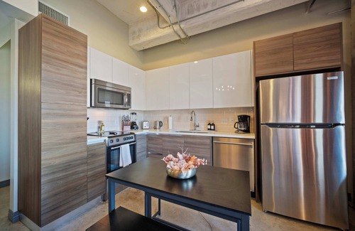 Downtown Dallas Apartamento | Vintage Chic Loft w/Free Valet, Pool, Gym