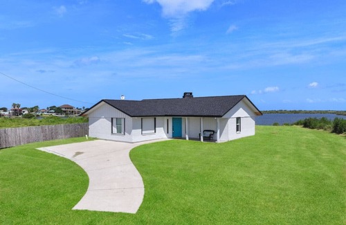 Crystal Beach Apartamento | Vintage Coastal Cottage Secluded lake house