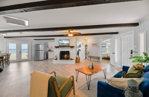 Crystal Beach Apartamento | Vintage Coastal Cottage Secluded lake house