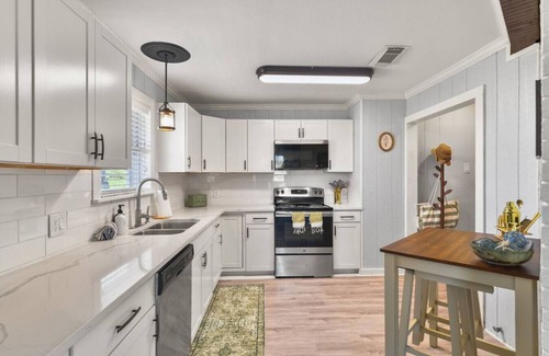 Crystal Beach Apartamento | Vintage Coastal Cottage Secluded lake house