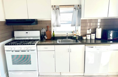 Hazel Park Casa | Vintage colorful retreat, near downtown Detroit, 2BR, AC, free private parking