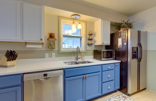Walterville Casa | Vintage Cottage by Leaburg Canal with Large Yard!