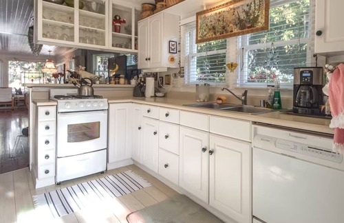 Ocean Park Cabaña | Vintage Cottage steps from Venice Beach