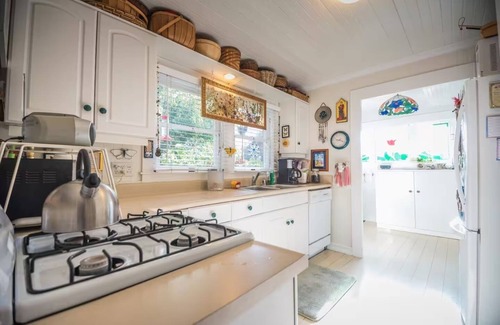 Ocean Park Cabaña | Vintage Cottage steps from Venice Beach
