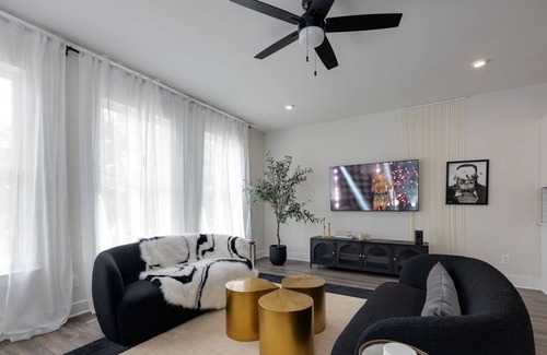 Whitebridge Casa | Vintage Couture-Rooftop Deck-Mins To Downtown