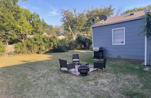 Wichita Falls Casa | Vintage Eclectic Home~ Central Location~Country Club ~ MSU~ Fire pit