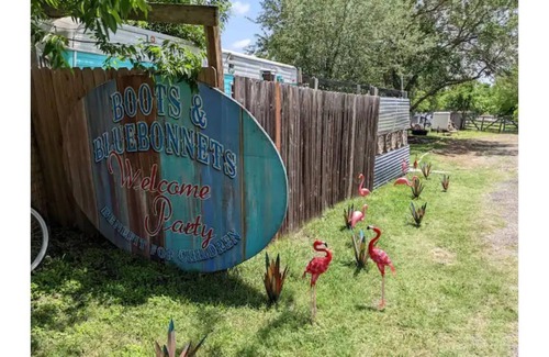 Travis County Cabina | Vintage Glamping close to Austin!