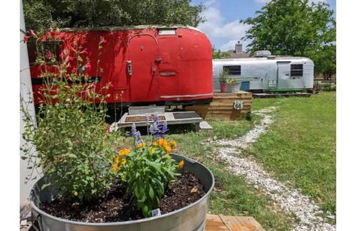 Travis County Cabina | Vintage Glamping close to Austin!
