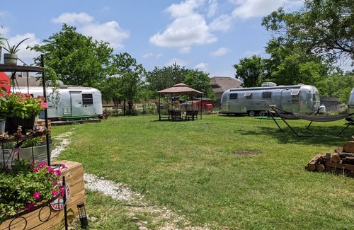 Travis County Cabina | Vintage Glamping close to Austin!