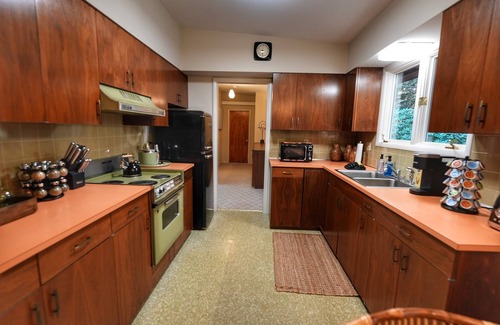 Madison Casa | Vintage-Inspired Luxury Retreat w/Hot Tub, Sauna & 1970s Garage Hangout