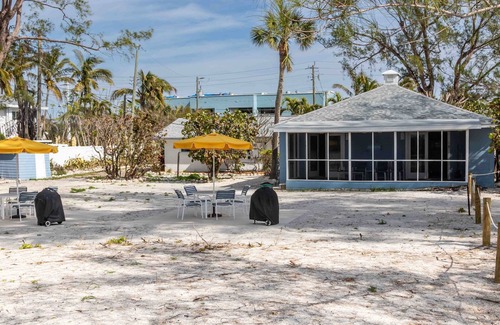 Holmes Beach Cabaña | Anna Maria Island: Rare Historic Cottage Beachfront (Duplex) - perfecto para 2-4