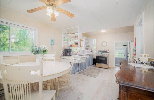Van Buren Point Cabaña | Vintage Lakefront Home in Historic Van Buren Point
