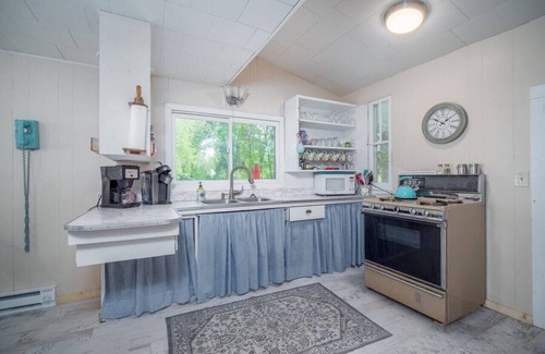 Van Buren Point Cabaña | Vintage Lakefront Home in Historic Van Buren Point