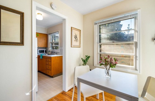 Richmond Apartamento | Vintage Portland Apartment in the Heart of SE w/ On-Site Laundry!