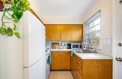 Richmond Apartamento | Vintage Portland Apartment in the Heart of SE w/ On-Site Laundry!