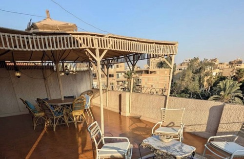 Taqseem Laselky Apartamento | Vintage Retreat with Rooftop Oasis