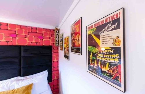 Trenton Hotel | Vintage Sci-Fi Room #8 - 1960 Retro Motel