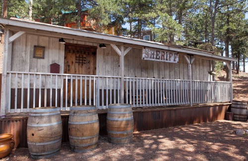 Woodland Park Cabina | Vintage Sheriff Tiny Cabin - HOT TUB!