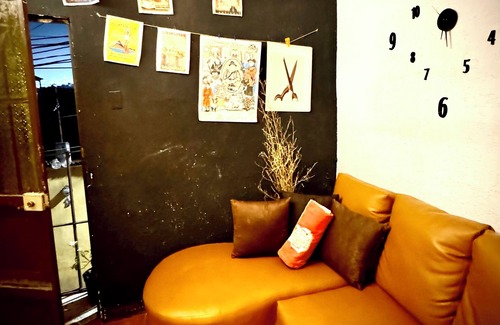 Antigua Guatemala Apartamento | Vintage Stay in Antigua with Balcony & Terrace. Pet Friendly