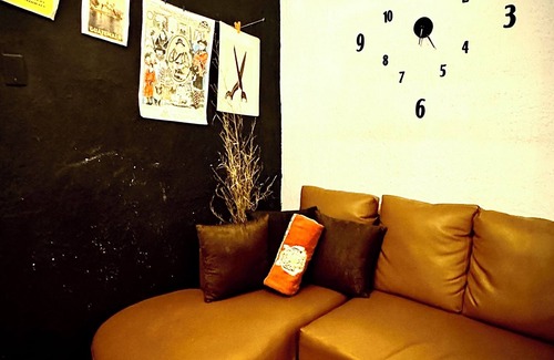 Antigua Guatemala Apartamento | Vintage Stay in Antigua with Balcony & Terrace. Pet Friendly
