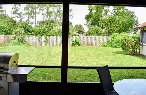 Palm Coast Casa | Vintage-Style Palm Coast Retreat w/Sunroom
