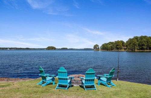 Leesville Casa | Vintage Sunrise Home-Lake View