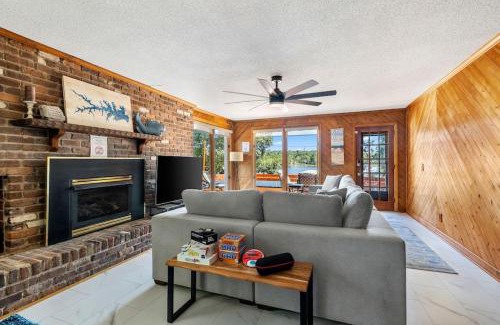 Leesville Casa | Vintage Sunrise Home-Lake View