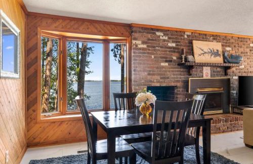 Leesville Casa | Vintage Sunrise Home-Lake View